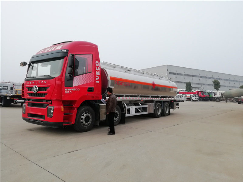 上汽紅岩29.7方前四後八鋁合金運油車，20噸運油車