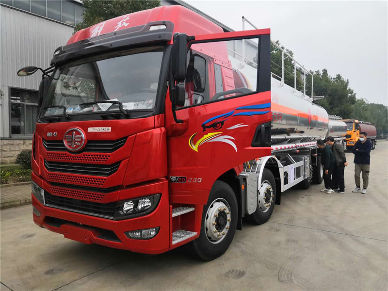 一汽解放25.5方前四後六鋁合金油罐車