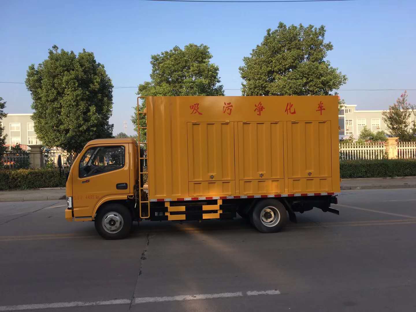 東風小多利卡吸汙淨化車